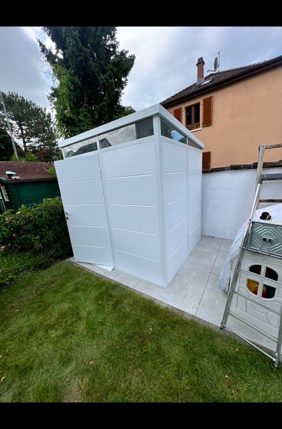 Neu montiertes Gartenhaus im Garten – A.B. Hausmeister, Frankfurt am Main