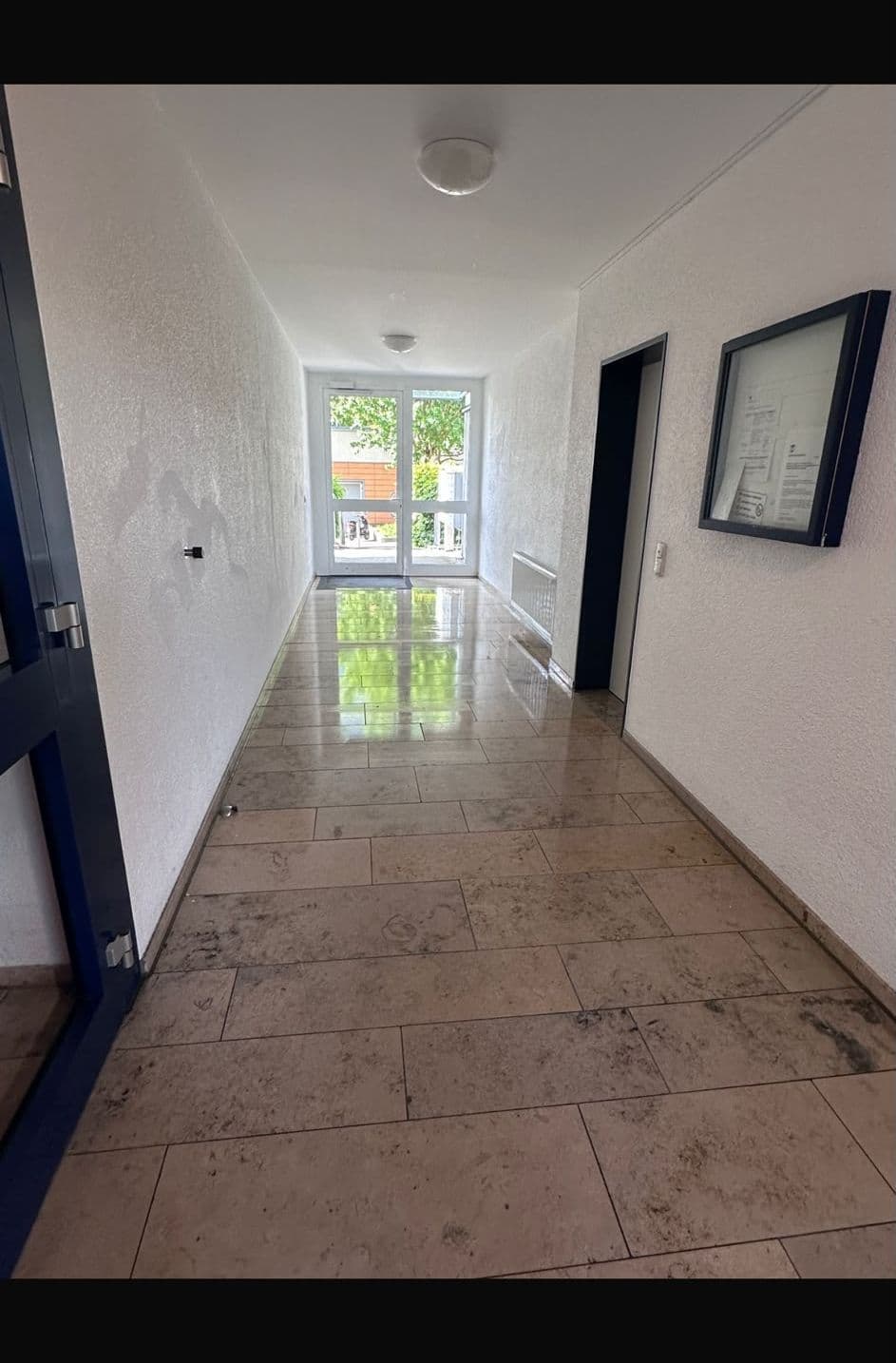 Gereinigter Hausflur mit glänzendem Boden – A.B. Hausmeister, Frankfurt am Main