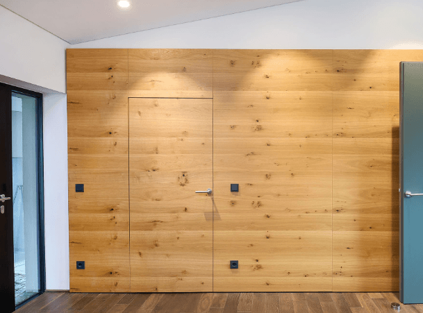 Hochwertiger Innenausbau mit Holzverkleidung