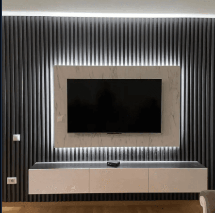Maßgefertigte TV-Wand mit Holzlamellen – A.B. Hausmeister, Frankfurt am Main