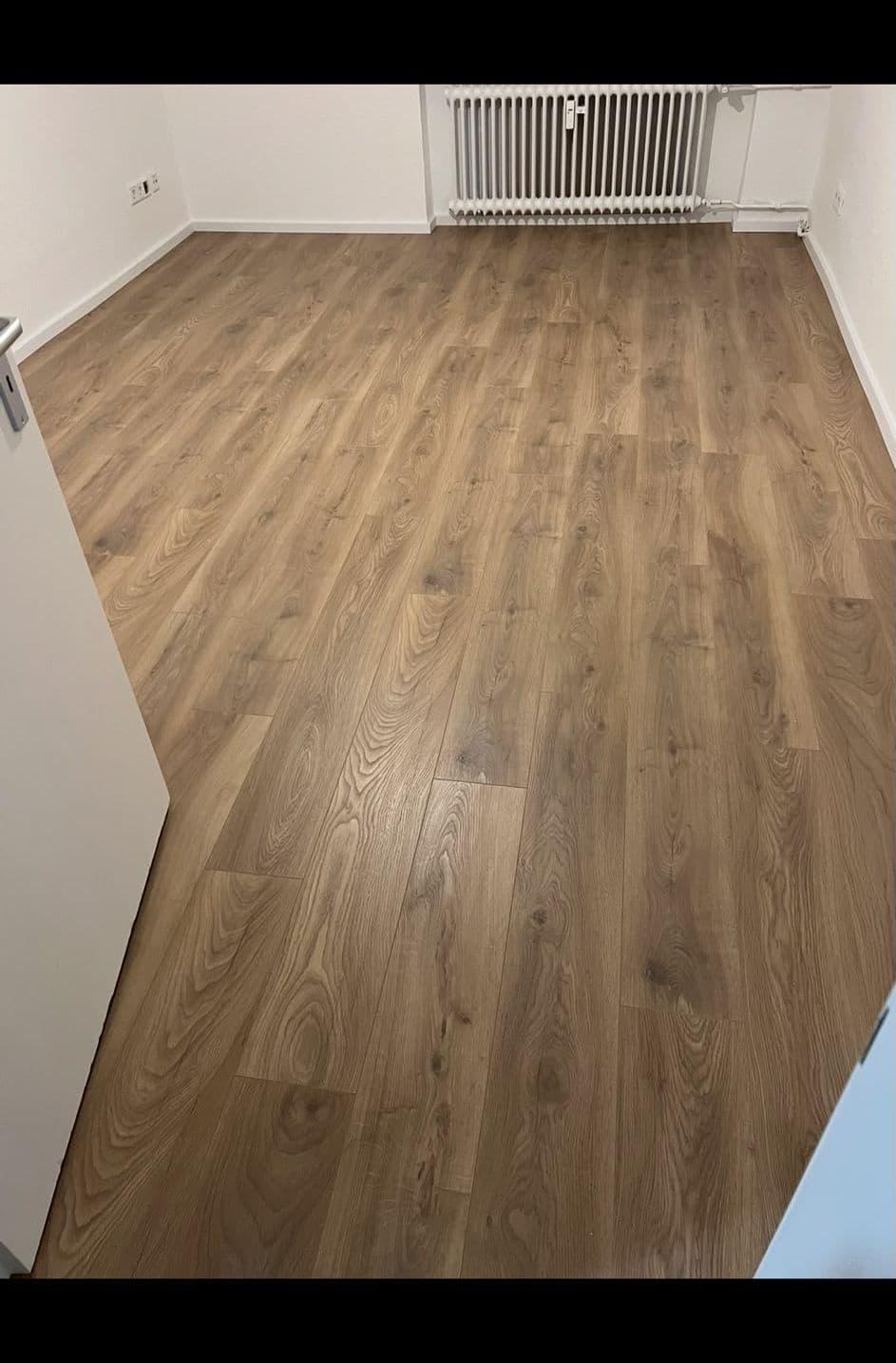 Neu verlegter Bodenbelag in einem Wohnraum