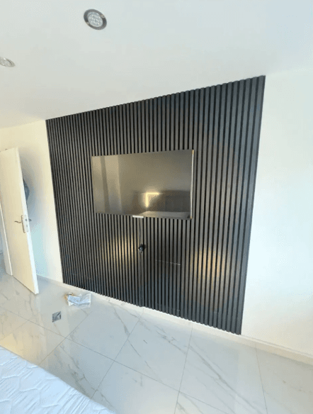 Akzentwand mit Holzlamellen im Schlafzimmer